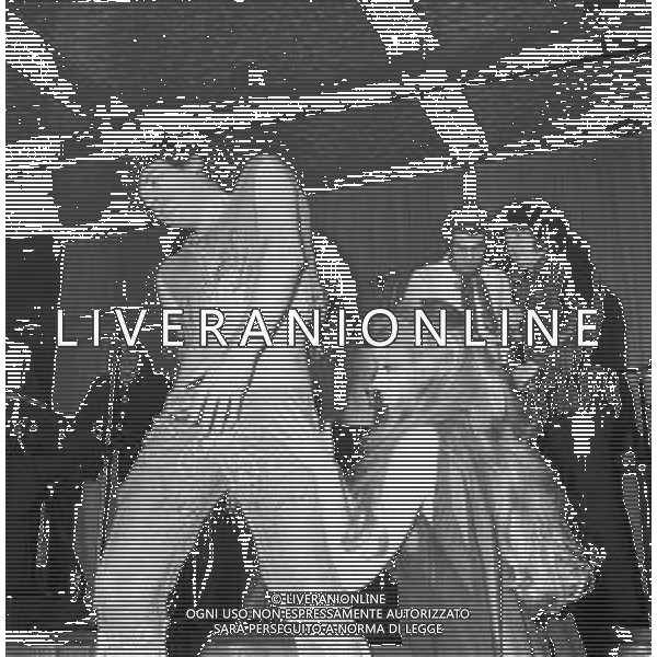 Neg- RETROSPETTIVA VITTORIA SOLINAS (MARIA SOLE) CANTANTE E ATTRICE NELLA FOTO CON IL MARITO ARMANDO STULA E LA SORELLA MARISA DURANTE UNA ESIBIZIONE A MILANO NELL\'ANNO 1970 AG ALDO LIVERANI SAS