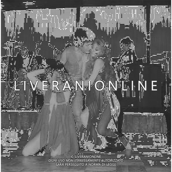 Neg- RETROSPETTIVA VITTORIA SOLINAS (MARIA SOLE) CANTANTE E ATTRICE NELLA FOTO CON IL MARITO ARMANDO STULA E LA SORELLA MARISA DURANTE UNA ESIBIZIONE A MILANO NELL\'ANNO 1970 AG ALDO LIVERANI SAS