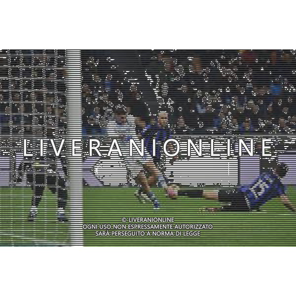 Inter vs Frosinone nella foto sull\'1 a 0 Inter Francesco Acerbi (Inter) respinge la conclusionne ravvicinata di Matias Soule\' Malvano (Frosinone) Milano 12-11-2023 Stadio Giuseppe Meazza - San Siro Campionato Serie A TIM - 12a giornata foto Roberto Garavaglia/ag. Aldo Liverani sas/AGENZIA ALDO LIVERANI SAS