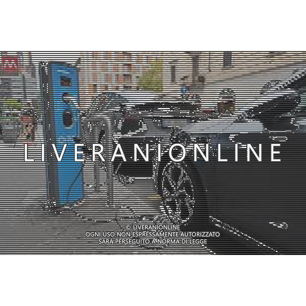 TVRG Colonnina auto elettrriche Milano - Una colonnina per la ricarica delle auto elettriche foto Roberto Garavaglia/ag. Aldo Liverani sas/AGENZIA ALDO LIVERANI SAS
