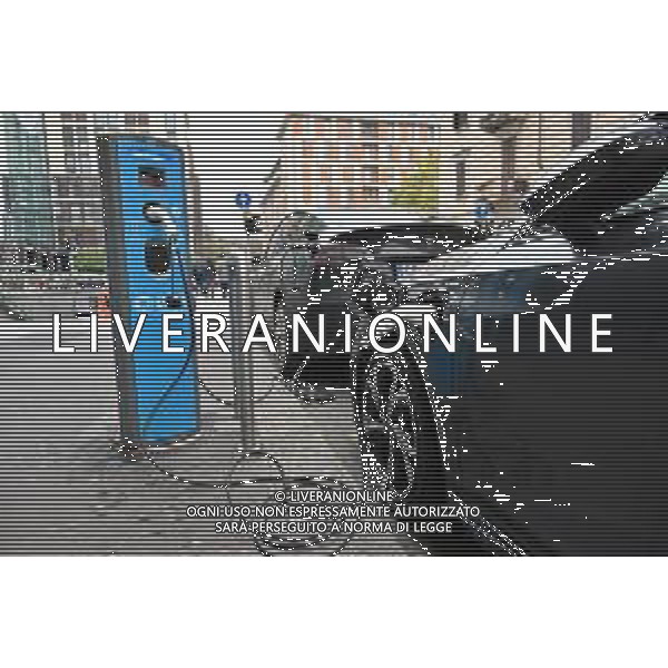 TVRG Colonnina auto elettrriche Milano - Una colonnina per la ricarica delle auto elettriche foto Roberto Garavaglia/ag. Aldo Liverani sas/AGENZIA ALDO LIVERANI SAS