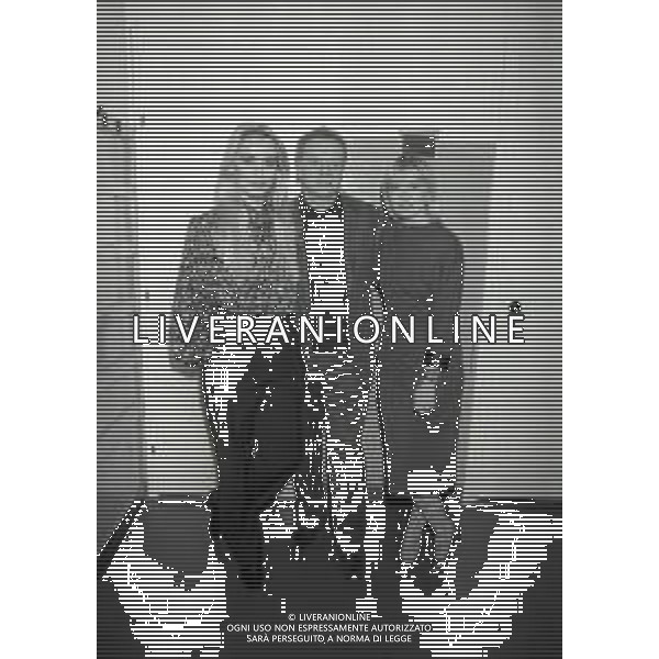 NEG-RETROSPETTIVA JOHNNY DORELLI ATTORE NELLA FOTO JOHNNY DORELLI CON GLORIA GUIDA -PAOLA QUATTRINI E RICCARDO GARRONE NELLA COMMEDIA TEATRALE“ SE DEVI DIRE UNA BUGIA DILLA GROSSA“A MILANO NELL\'ANNO 1985 AG ALDO LIVERANI SAS