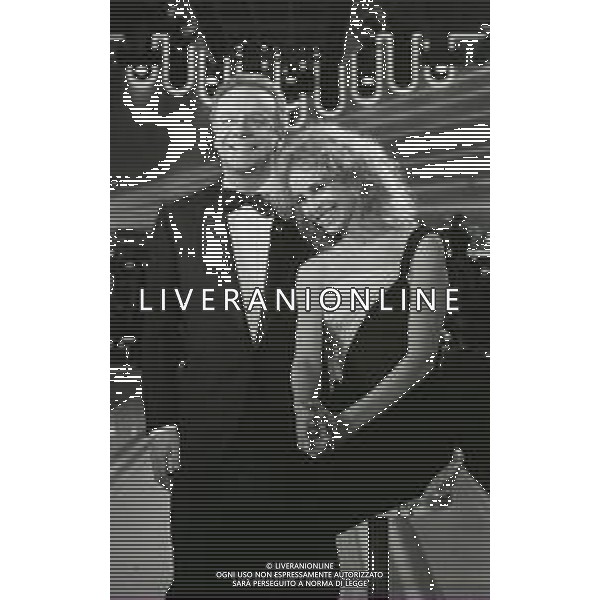 NEG-RETROSPETTIVA JOHNNY DORELLI ATTORE NELLA FOTO JOHNNY DORELLI CONSIDNEY ROME A MILANO NELL\'ANNO 1985 NELLA TRASMISSIONE TELEVISIVA “PREMIATISSIMA“ AG ALDO LIVERANI SAS 