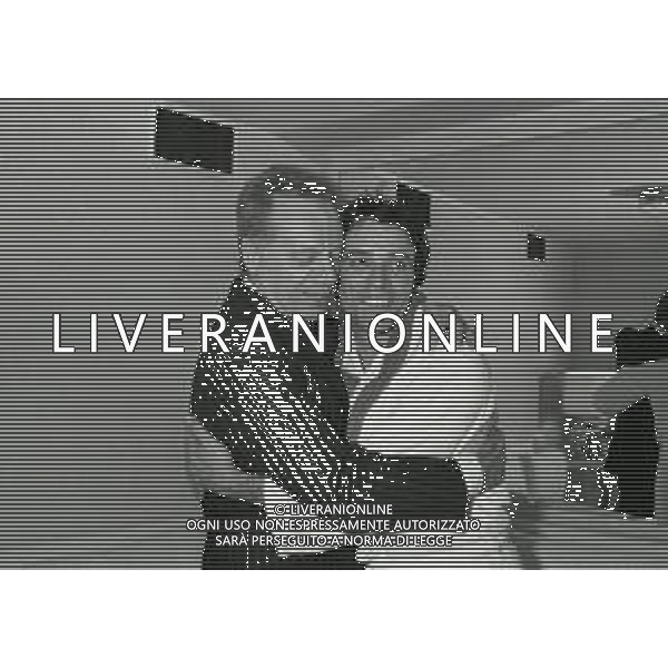 NEG-RETROSPETTIVA JOHNNY DORELLI ATTORE NELLA FOTO JOHNNY DORELLI A MILANO NELL\'ANNO 1986 CON ENRICO MONTESANO AG ALDO LIVERANI SAS 