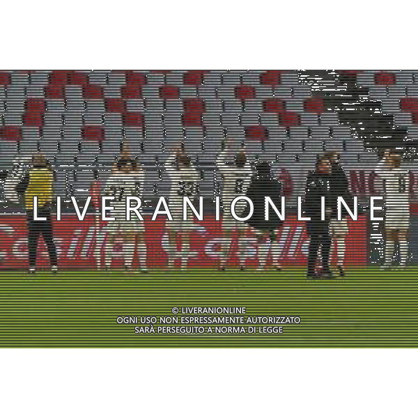 Venezia FC celebrates the victory during the Italian Serie B match SSC Bari vs Venezia FC on November 25, 2023 at the San Nicola stadium in Bari, Italy. Photo by Emmanuele Mastrodonato/ag. Aldo Liverani sas/AGENZIA ALDO LIVERANI SAS