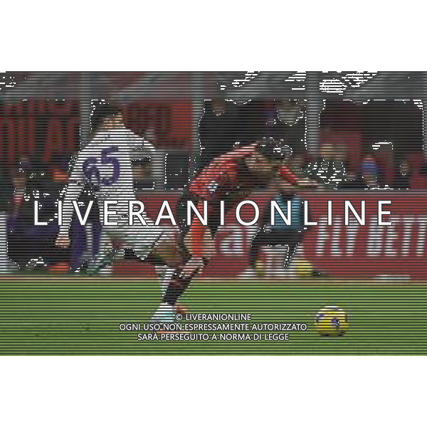 Milan vs Fiorentina nella foto Fabiano Parisi (Fiorentina) atterra in area Theo Hernandez (Milan) e l\'arbitro Marco Di Bello di Brindisi concede il rigore Milano 25-11-2023 Stadio Giuseppe Meazza - San Siro Campionato Serie A TIM - 13a giornata foto Roberto Garavaglia/ag. Aldo Liverani sas/AGENZIA ALDO LIVERANI SAS