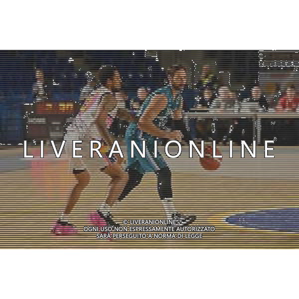 TVRG Vigevano vs Cantu\' nella foto Riccardo Moraschini (Cantu\') e sulla SX Ikeon Deonta Smith (Vigevano) Elachem Vigevano vs Acqua San Bernardo Cantu\' Vigevano (PV) 26-11-2023 PalaElachem Campionato Serie A2 girone verde - 11a giornata foto Roberto Garavaglia/ag. Aldo Liverani sas/AGENZIA ALDO LIVERANI SAS