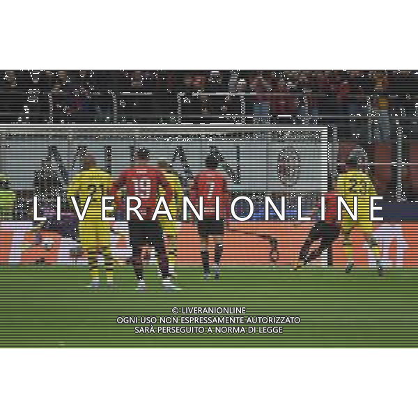 Milan vs Borussia Dortmund nella foto Gregor Kobel (Borussia Dortmund) para il rigore di Olivier Giroud (Milan) Milano 28-11-2023 Stadio Giuseppe Meazza - San Siro UEFA Champions League fase a gironi 5a giornata - Gruppo F foto Roberto Garavaglia/ag. Aldo Liverani sas/AGENZIA ALDO LIVERANI SAS