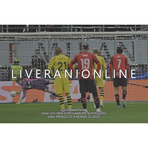 Milan vs Borussia Dortmund nella foto Gregor Kobel (Borussia Dortmund) para il rigore di Olivier Giroud (Milan) Milano 28-11-2023 Stadio Giuseppe Meazza - San Siro UEFA Champions League fase a gironi 5a giornata - Gruppo F foto Roberto Garavaglia/ag. Aldo Liverani sas/AGENZIA ALDO LIVERANI SAS