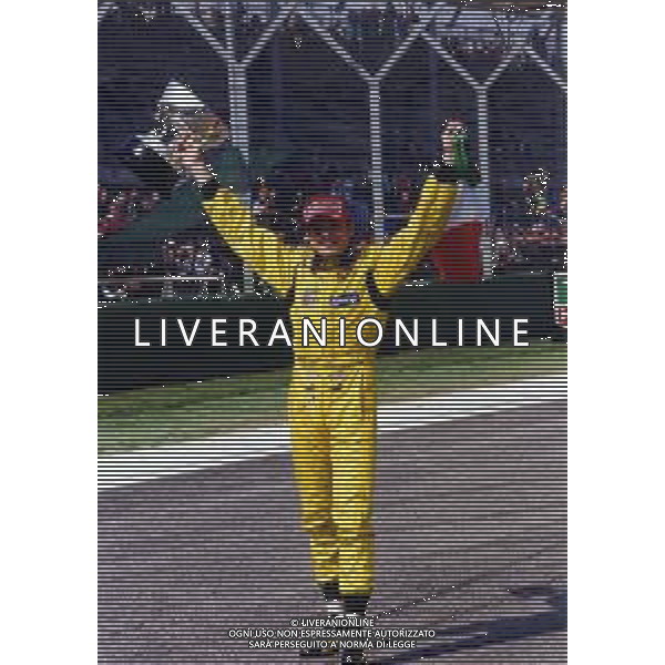 RETROSPETTIVA GIANCARLO FISICHELLA PILOTA F1 NELLA FOTO GIANCARLO FISICHELLA NELL\'ANNO 2003 A IMOLA CON LA COPPA DEL VINCITORE DEL GP DEL BRASILE DOPO LO SCAMBIO CON KIMI RAIKKONEN AG CONTROLUCE.-AG ALDO LIVERANI SAS    