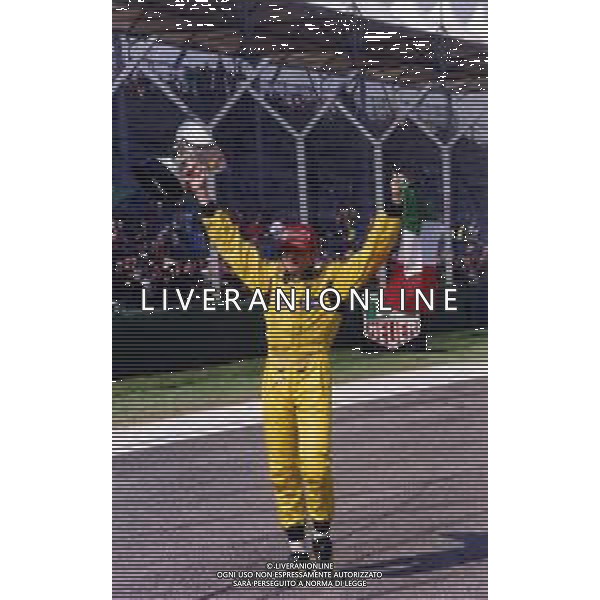 RETROSPETTIVA GIANCARLO FISICHELLA PILOTA F1 NELLA FOTO GIANCARLO FISICHELLA NELL\'ANNO 2003 A IMOLA CON LA COPPA DEL VINCITORE DEL GP DEL BRASILE DOPO LO SCAMBIO CON KIMI RAIKKONEN AG CONTROLUCE.-AG ALDO LIVERANI SAS 