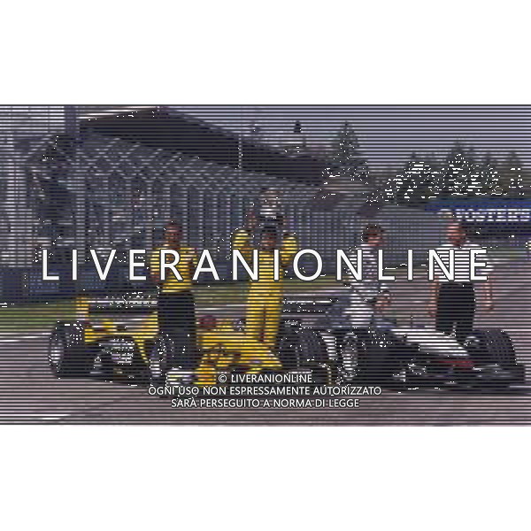 RETROSPETTIVA GIANCARLO FISICHELLA PILOTA F1 NELLA FOTO GIANCARLO FISICHELLA NELL\'ANNO 2003 A IMOLA CON LA COPPA DEL VINCITORE DEL GP DEL BRASILE DOPO LO SCAMBIO CON KIMI RAIKKONEN AG CONTROLUCE.-AG ALDO LIVERANI SAS  