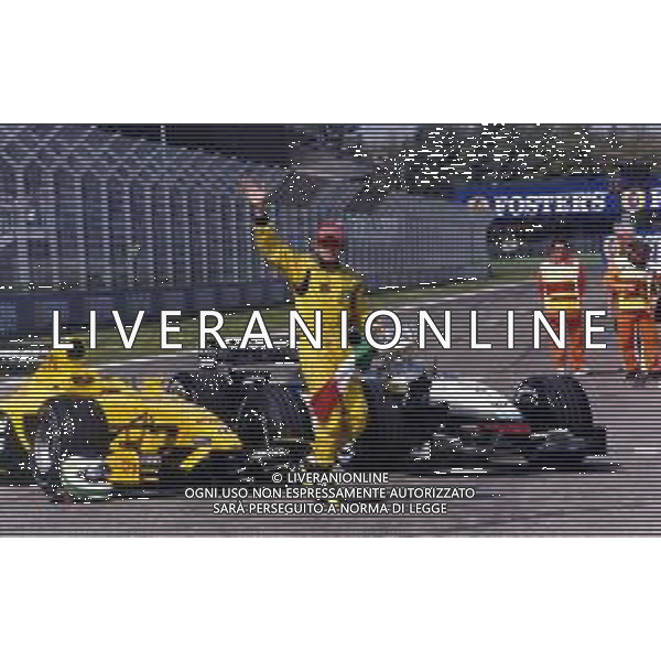 RETROSPETTIVA GIANCARLO FISICHELLA PILOTA F1 NELLA FOTO GIANCARLO FISICHELLA NELL\'ANNO 2003 A IMOLA CON LA COPPA DEL VINCITORE DEL GP DEL BRASILE DOPO LO SCAMBIO CON KIMI RAIKKONEN AG CONTROLUCE.-AG ALDO LIVERANI SAS   