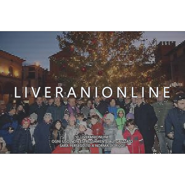 IMOLA 02 12 2023 ACCENSIONE DELL\'ALBERO DI NATALE NELLA FOTO SINDACO MARCO PANIERI VICE SINDACO FABRIZIO CASTELLARI FORZE DEL ORDINE DO PIER PAOLO PASINI E I BAMBINI ©SANNA / AGENZIA ALDO LIVERANI SAS