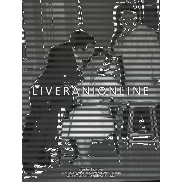 NEG-RETROSPETTIVA NINO TARANTO ATTORE NELLA FOTO NINO TARANTO NELL\'ANNO 1950-1955 SUL SET DEL FILM SE FOSSI DEPUTATO FOTO SANDRO VESPASIANI-AG ALDO LIVERANI SAS  