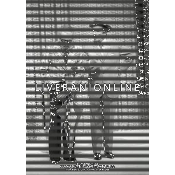NEG-RETROSPETTIVA NINO TARANTO ATTORE NELLA FOTO NINO TARANTO NELL\'ANNO 1976 CON MIRANDA MARTINO NELLA COMMEDIA TEATRALE “TARANTELLA“ AG ALDO LIVERANI SAS 