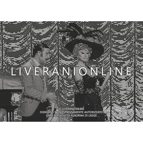 NEG-RETROSPETTIVA NINO TARANTO ATTORE NELLA FOTO NINO TARANTO NELL\'ANNO 1976 CON MIRANDA MARTINO NELLA COMMEDIA TEATRALE “TARANTELLA“ AG ALDO LIVERANI SAS 