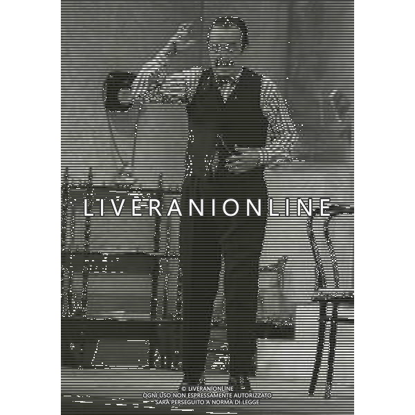 NEG-RETROSPETTIVA NINO TARANTO ATTORE NELLA FOTO NINO TARANTO NELL\'ANNO 1978-1979 A MILANO AG ALDO LIVERANI SAS 