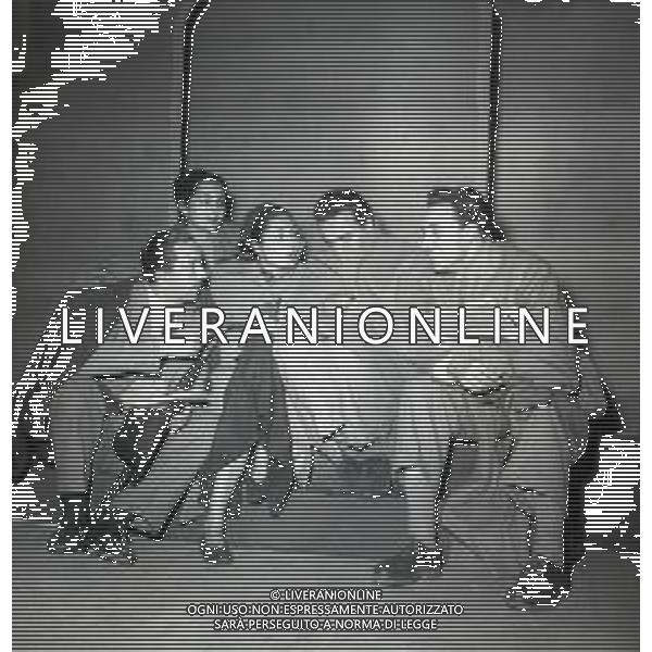 NEG-RETROSPETTIVA LEA PADOVANI ATTRICE NELLA FOTO LEA PADOVANI A ROMA CON LA SORELLA-IL CONTE NANDO BORONZO-NICO PEPE E PAOLO CARLINI NELL\'ANNO 1955 AG ALDO LIVERANI SAS