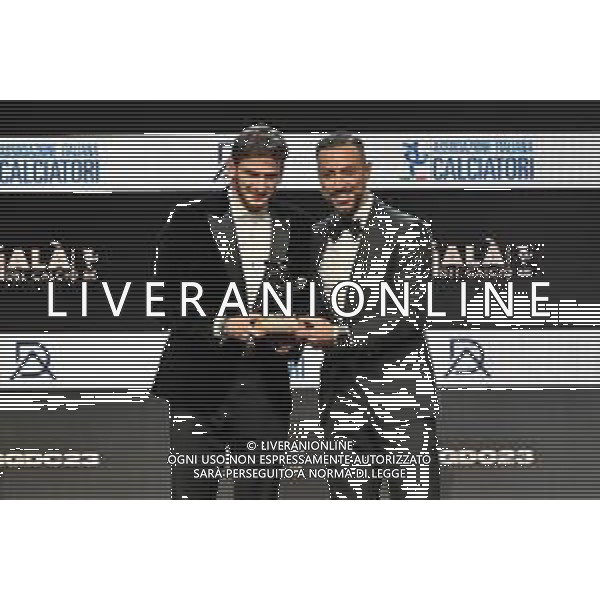 TVRG Gala Calcio 2023 nella foto Khvicha Kvaratskhelia (Napoli) SX premiato da Fabio Quagliarella DX per il miglior gol della stagione Milano 04-12-2023 Gran Gala del Calcio 2023, l\'appuntamento organizzato dall\'AIC Associazione Italiana Calciatori per premiare i protagonisti della stagione 2022-2023 foto Roberto Garavaglia/ag. Aldo Liverani sas