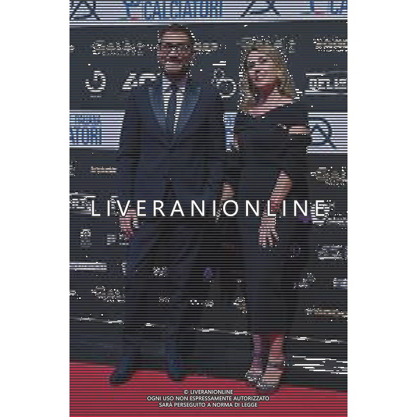 TVRG Gala Calcio 2023 nella foto Enrico Papi con la moglie Raffaella Schifino Milano 04-12-2023 Gran Gala del Calcio 2023, l\'appuntamento organizzato dall\'AIC Associazione Italiana Calciatori per premiare i protagonisti della stagione 2022-2023 foto Roberto Garavaglia/ag. Aldo Liverani sas