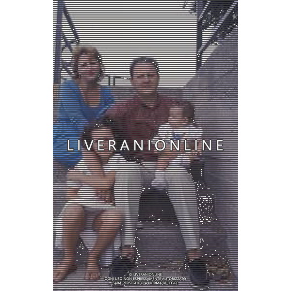 DIAP-RETROSPETTIVA MASSIMO BOLDI ATTORE NELLA FOTO MASSIMO BOLDI NELL\'ANNO 1981 CON LA FAMIGLIA A LUINO AG ALDO LIVERANI SAS