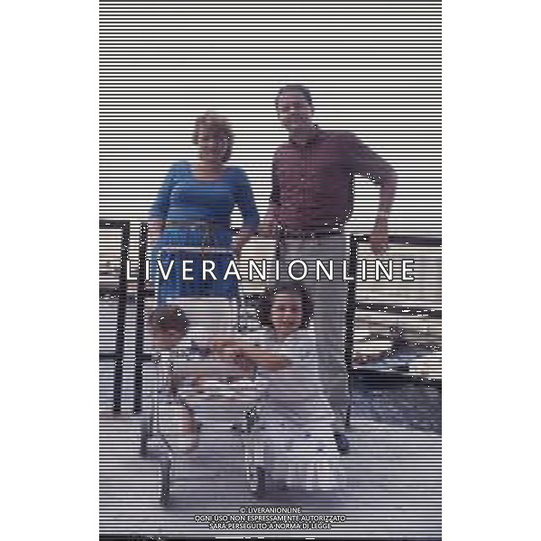 DIAP-RETROSPETTIVA MASSIMO BOLDI ATTORE NELLA FOTO MASSIMO BOLDI NELL\'ANNO 1981 CON LA FAMIGLIA A LUINO AG ALDO LIVERANI SAS