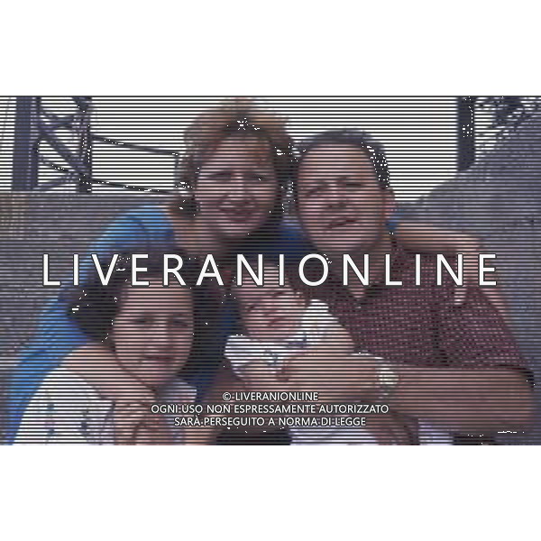 DIAP-RETROSPETTIVA MASSIMO BOLDI ATTORE NELLA FOTO MASSIMO BOLDI NELL\'ANNO 1981 CON LA FAMIGLIA A LUINO AG ALDO LIVERANI SAS
