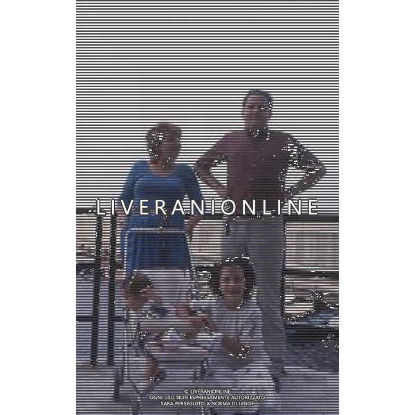 DIAP-RETROSPETTIVA MASSIMO BOLDI ATTORE NELLA FOTO MASSIMO BOLDI NELL\'ANNO 1981 CON LA FAMIGLIA A LUINO AG ALDO LIVERANI SAS