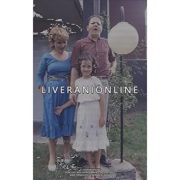 DIAP-RETROSPETTIVA MASSIMO BOLDI ATTORE NELLA FOTO MASSIMO BOLDI NELL\'ANNO 1981 CON LA FAMIGLIA A LUINO AG ALDO LIVERANI SAS