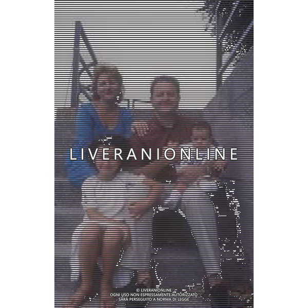 DIAP-RETROSPETTIVA MASSIMO BOLDI ATTORE NELLA FOTO MASSIMO BOLDI NELL\'ANNO 1981 CON LA FAMIGLIA A LUINO AG ALDO LIVERANI SAS