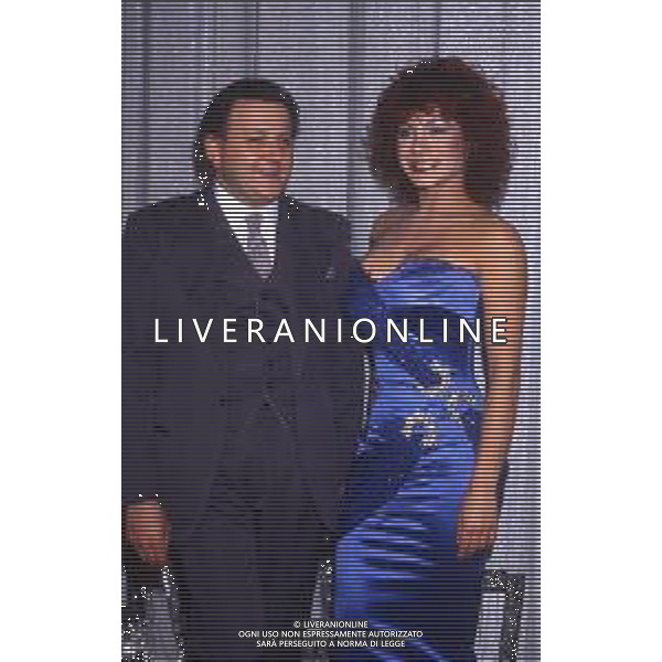 DIAP-RETROSPETTIVA MASSIMO BOLDI ATTORE NELLA FOTO MASSIMO BOLDI NELL\'ANNO 1985 NELLA TRASMISSIONE TELEVISIVA “RISATISSIMA“ CON CARMEN RUSSO AG ALDO LIVERANI SAS  