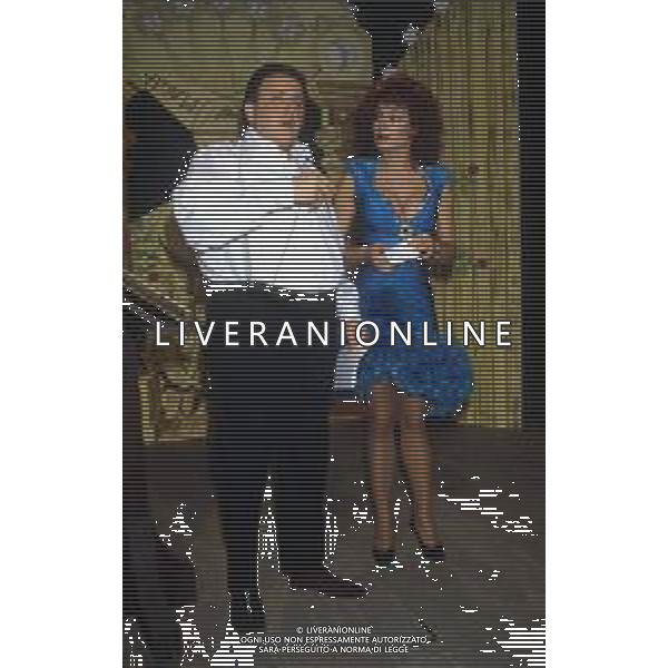 DIAP-RETROSPETTIVA MASSIMO BOLDI ATTORE NELLA FOTO MASSIMO BOLDI NELL\'ANNO 1985 NELLA TRASMISSIONE TELEVISIVA “RISATISSIMA“ CON CARMEN RUSSO AG ALDO LIVERANI SAS   