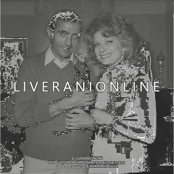 1970 MILANO RETROSPETTIVA MARIO CORSO CALCIATORE NELLA FOTO MARIO CORSO CON LA MOGLIE AG ALDO LIVERANI SAS
