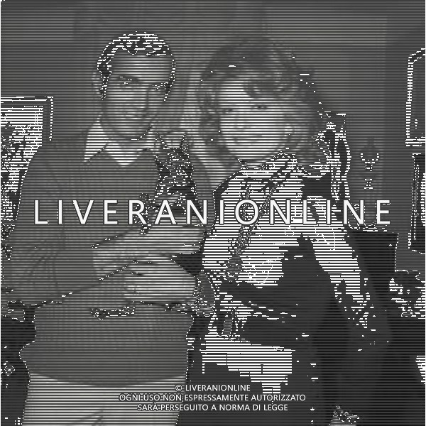 1970 MILANO RETROSPETTIVA MARIO CORSO CALCIATORE NELLA FOTO MARIO CORSO CON LA MOGLIE AG ALDO LIVERANI SAS