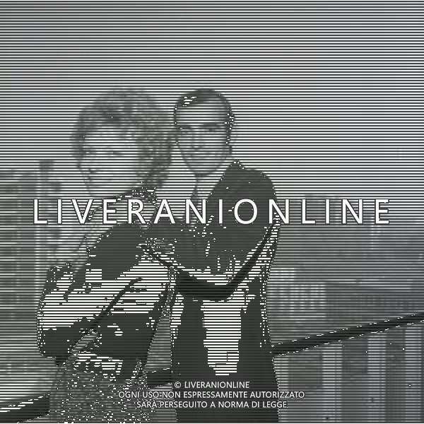 1970 MILANO RETROSPETTIVA MARIO CORSO CALCIATORE NELLA FOTO MARIO CORSO CON LA MOGLIE AG ALDO LIVERANI SAS