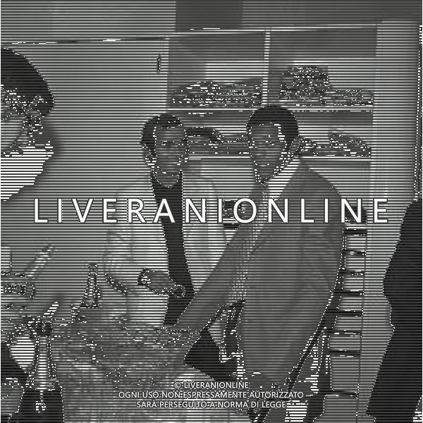1971 MILANO INAUGURAZIONE DELLA BOUTIQUE MARIO CORSO NELLA FOTO MARIO CORSO CON JAIR AG ALDO LIVERANI SAS