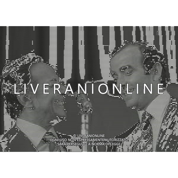 1977 MILANO PREMIO PAVONE D\'ORO NELLA FOTO MARIO CORSO CON GIANNI AGUS AG ALDO LIVERANI SAS