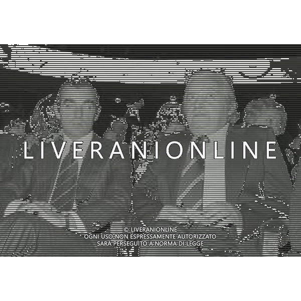1977 MILANO PREMIO PAVONE D\'ORO NELLA FOTO MARIO CORSO CON ENRICO CRESPI GIORNALISTA AG ALDO LIVERANI SAS
