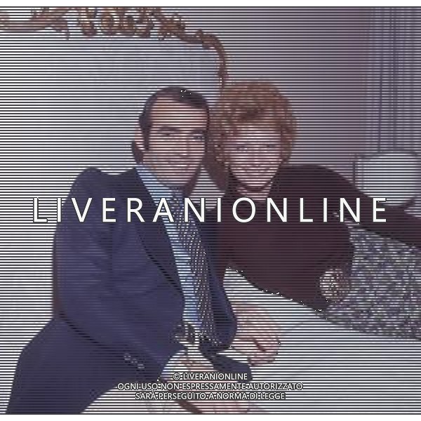 COL-RETROSPETTIVA MARIO CORSO CALCIATORE NELLA FOTO MARIO CORSO CON LA MOGLIE NELLA SUA ABITAZIONE A MILANO AG ALDO LIVERANI SAS