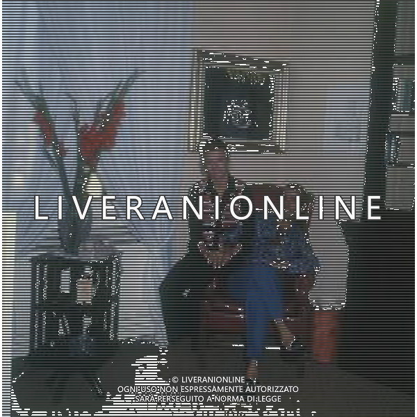 COL-RETROSPETTIVA MARIO CORSO CALCIATORE NELLA FOTO MARIO CORSO CON LA MOGLIE NELLA SUA ABITAZIONE A MILANO AG ALDO LIVERANI SAS
