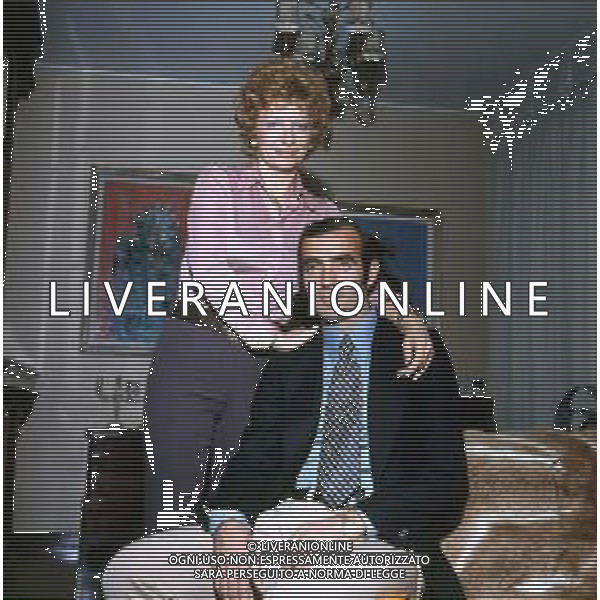 COL-RETROSPETTIVA MARIO CORSO CALCIATORE NELLA FOTO MARIO CORSO CON LA MOGLIE NELLA SUA ABITAZIONE A MILANO AG ALDO LIVERANI SAS