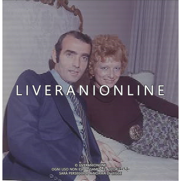 COL-RETROSPETTIVA MARIO CORSO CALCIATORE NELLA FOTO MARIO CORSO CON LA MOGLIE NELLA SUA ABITAZIONE A MILANO AG ALDO LIVERANI SAS