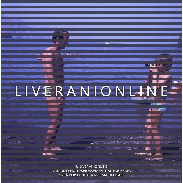 COL-RETROSPETTIVA MARIO CORSO CALCIATORE NELLA FOTO MARIO CORSO AL MARE CON LA FANIGLIA AG ALDO LIVERANI SAS