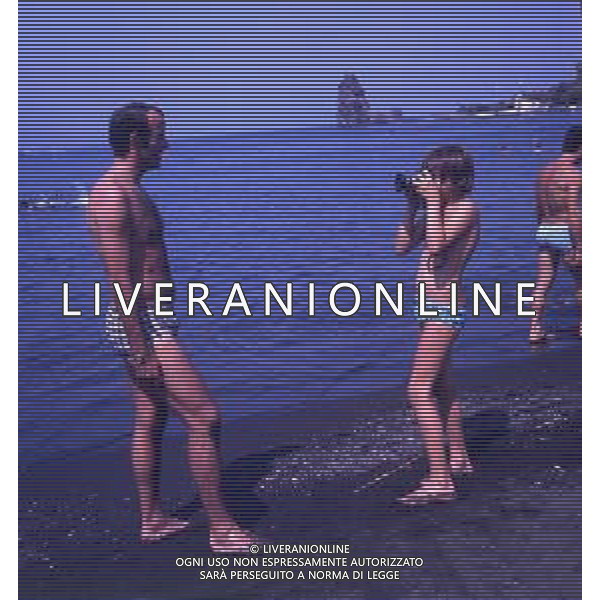 COL-RETROSPETTIVA MARIO CORSO CALCIATORE NELLA FOTO MARIO CORSO AL MARE CON LA FANIGLIA AG ALDO LIVERANI SAS