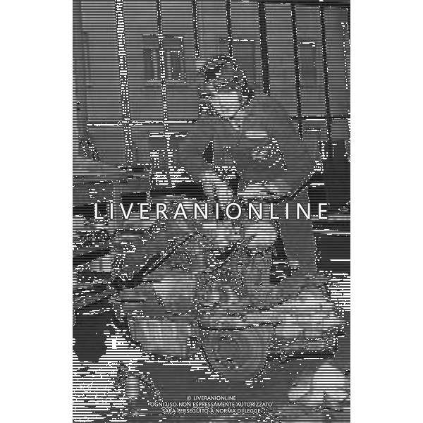 Neg- RETROSPETTIVA GRUPPO MUSICALE "I CAMALEONTI" NEL 1972 NELLA FOTO ANTONIO CRIPEZZI (Voce e Piano) NEL SUO MESTIERE DI "MECCANICO" AG. ALDO LIVERANI SAS