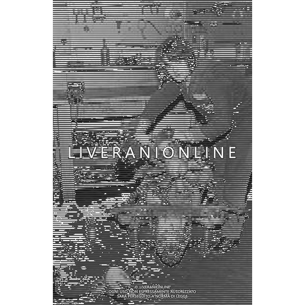 Neg- RETROSPETTIVA GRUPPO MUSICALE "I CAMALEONTI" NEL 1972 NELLA FOTO ANTONIO CRIPEZZI (Voce e Piano) NEL SUO MESTIERE DI "MECCANICO" AG. ALDO LIVERANI SAS