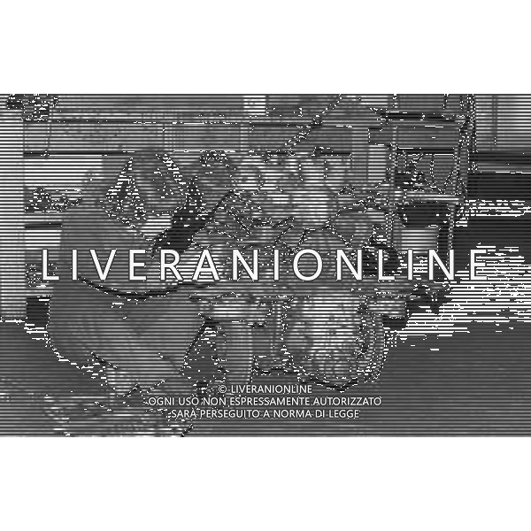 Neg- RETROSPETTIVA GRUPPO MUSICALE "I CAMALEONTI" NEL 1972 NELLA FOTO ANTONIO CRIPEZZI (Voce e Piano) NEL SUO MESTIERE DI "MECCANICO" AG. ALDO LIVERANI SAS