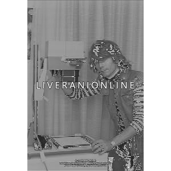 Neg- RETROSPETTIVA GRUPPO MUSICALE "I CAMALEONTI" NEL 1972 NELLA FOTO GERARDO \'GERRY\' MANZOLI, (Basso) NEL SUO MESTIERE DI "FOTOGRAFO" AG. ALDO LIVERANI SAS