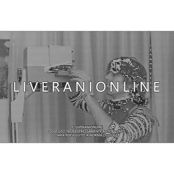 Neg- RETROSPETTIVA GRUPPO MUSICALE "I CAMALEONTI" NEL 1972 NELLA FOTO GERARDO \'GERRY\' MANZOLI, (Basso) NEL SUO MESTIERE DI "FOTOGRAFO" AG. ALDO LIVERANI SAS